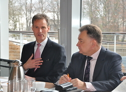 Marszałek Adam Struzik i ambasador Paul P.J. Bekkers rozmawiają na temat holenderskiego programu rządowego „Partners for International Business”