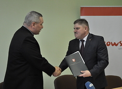 Umowę na dofinansowanie szlaku w Radomiu podpisali wicemarszałek Leszek Ruszczyk i proboszcz ks. kan. Roman Adamczyk