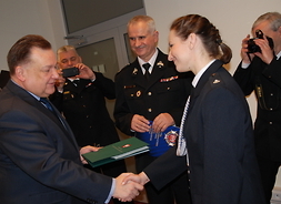 Marszałek Adam Struzik wręcza laureatce dyplom i nagrodę Strażaka Miesiąca Listopada 2014