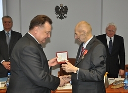 Marszałek Adam Struzik wręcza Medal Pamiątkowy „Pro Masovia” prof. Zbigniewowi Strzeleckiemu
