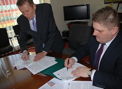 Umowę podpisują burmistrz Mszczonowa Józef Grzegorz Kurek i wicemarszałek Leszek Ruszczyk