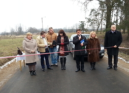 przedstawiciele samorządu województwa i gminy Grębków otwierają drogę dojazdową do pól w miejscowości Ziomaki