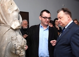 Marszałek Adam Struzik z zainteresowaniem obejrzał rzeźby przedstawiające cztery pory roku