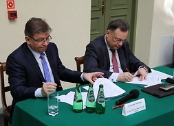 Przedstawiciele beneficjentów podpisują umowę na dofinansowanie remontu zabytkowego Spichlerza Muzeum Mazowieckiego w Płocku