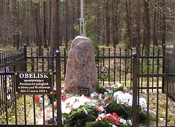krzyż-obelisk powstańczy w lesie we Wróblewie