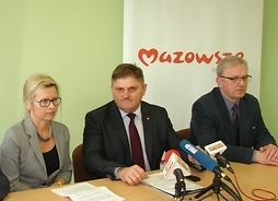Umowę na dofinansowanie nowych ekspozycji podpisali wicemarszałek Leszek Ruszczyk i dyrektor Aneta Oborny