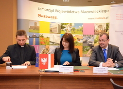 umowę podpisują proboszcz parafii w Zembrowieks. Piotr Arbaszewski oraz członowie zarządu Janina Orzełowska i Wiesław Raboszuk