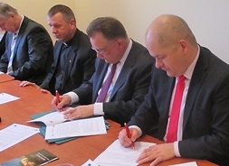 Umowę na unijne dofinansowanie inwestycji podpisali marszałek Struzik i prezydent Płocka Andrzej Nowakowski