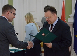Marszałek Adam Struzik wręcza nominacje członkom Komitetu Monitorującego Regionalny Program Operacyjny Województwa Mazowieckiego na lata 2014–2020