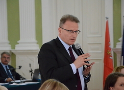 Dyrektor Wojewódzkiego Urzędu Pracy w Warszawie Tomasz Sieradz podczas wystąpienia na temat rynku pracy na Mazowszu