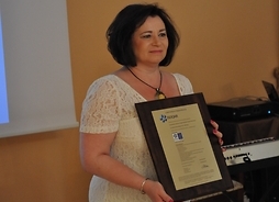 Dyrektor SPZOZ w Sierpcu Dorota Kowalkowska z przyznanym jednostce certyfikatem