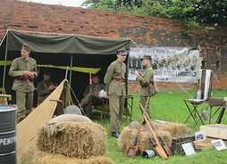 Rekonstrukcja historyczna - żołnierze w obozie