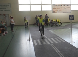 Uczniowie próbują swoich sił w miasteczku ruchu rowerowego