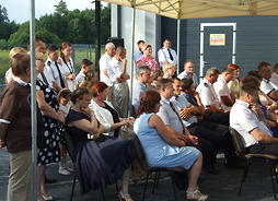 uczestnicy uroczystości podczas otwarcia Wiejskiego Domu Kultury w Olszycu Szlacheckim