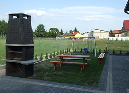 przy nowo otwartym Wiejskim Domu Kultury w Olszycu Szlacheckim stanął grill, huśtawka i ławki ze stolikiem