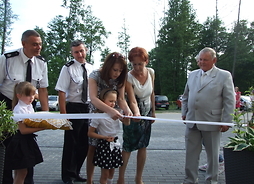 uroczyste przecinanie wstęgi podczas  uroczystości podczas otwarcia Wiejskiego Domu Kultury w Olszycu Szlacheckim