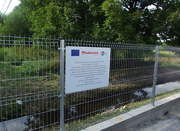 tablica informacyjna dotycząca dofinansowania Wiejskiego Domu Kultury w Olszycu Szlacheckim ze środków Programu Rozwoju Obszarów Wiejskich 2007–2013