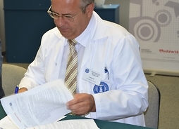 Dyrektor MSS w Warszawie Jarosław Rosłon podpisuje ważną dla międzyleskiego szpitala umowę na zakup sprzętu medycznego