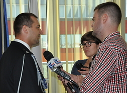 Druh Tomasz Brodowicz udziela wywiadu dla mediów