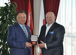 Marszałek Adam Struzik otrzymuje z rąk dr. n. przyr. Wojciecha Giermaziaka medal  z okazji 70 lat istnienia GBL