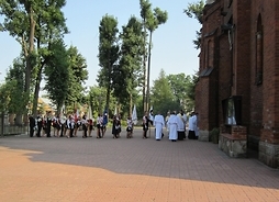 Poczet sztandarowy przed kościołem w Ostrowi Mazowieckiej