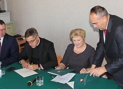 Akt podpisali rektor UKSW ks. prof. dr hab. Stanisław Dziekoński i członek zarządu Elżbieta Lanc