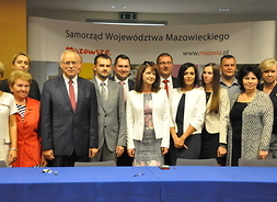Zdjęcie grupowe wicemarszałek Orzełowska oraz przedstawiciele lokalnych grup działania.