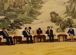od lewej w fotelach siedzą wicemarszałek Leszek Ruszczyk, marszałek Adam Struzik, gubernator prowincji Hebei Zhang Qingwei i wicegubernator Qin Boyong