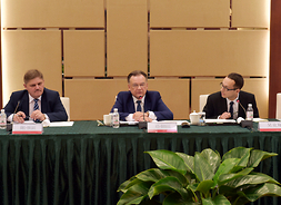 za stołem prezydialnym siedzą od lewej: wicemarszałek Leszek Ruszczyk, marszałek Adam Struzik i tłumacz Łukasz Bestry