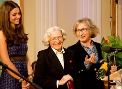 Żona, córka i wnuczka Stefana Gierowskiego, dziękują w imieniu laureata za nagrodę