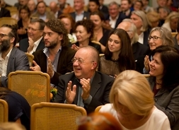 Zdjęcie pokazuje między innymi nominowanych do nagrody, siedzących na widowni, klaszczących w dłonie