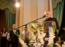 Laureat Nagrody im. Cypriana Kamila Norwida w kategorii „muzyka” – Stanisław Leszczyński stoi przy mównicy i wygłasza podziękowania