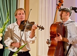 Nominowany do nagrody Janusz Prusinowski gra na skrzypcach