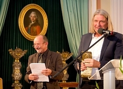 Laureat Nagrody im. Cypriana Kamila Norwida w kategorii „sztuki plastyczne” – Paweł Nowak stoi przy mównicy i wygłasza podziękowania