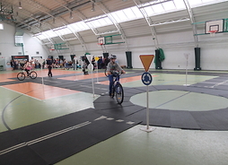 uczniowie szkoły w Chynowie - uczestnicy akcji 'Jesteś widoczny, jesteś bezpieczny' trenują naukę jazdy po torze rowerowym