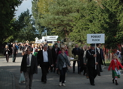 Delegacje powiatów z Mazowsza idą w korowodzie dożynkowym