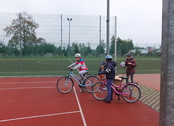 Uczniowie doskonalą umiejętność umiejętności jazdy na rowerze