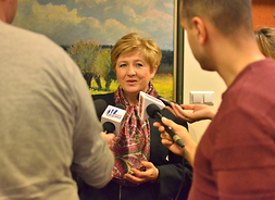 członek zarządu Elżbieta Lanc  udziela wywiadu radiowcom