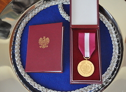 Medal Złoty za Długoletnią Służbę i legitymacja