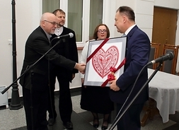 Marszałek Adam Struzik wręczył także odznakę honorową „Zasłużony dla Kultury Polskiej” Gasparowi Kresztes z Węgierskiego Instytutu Kultury w Warszawie