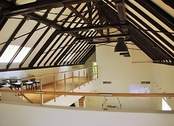 Wygospodarowano powierzchnie na sale seminaryjne i pokazowe, pokoje negocjacyjne, sale szkoleniowe czy pomieszczenia socjalne i techniczne