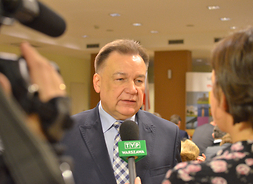 Marszałek Adam STruzik rozmawia z dziennikarzami