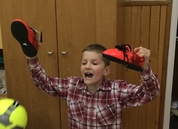 powiększ zdjęcie, chłopiec cieszy się z nowych butów