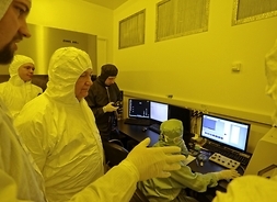W tej części laboratorium znajduje się urządzenie do litografii laserowej. Wytwarza się tu maski fotolitograficzne