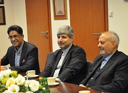 powiększ: od lewej prezes polsko-irańskiej izby gospodarczej Vahid Tahery, ambasador Islamskiej Republiki Iranu Ramin Mehmanparast i zastępca gubernatora prowincji Chorasan