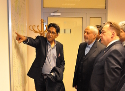 powiększ: goście z Iranu przed mapą Mazowsza