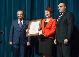 Marszałek wręcza dyplomy dla pracowników oraz odznaczenie Pro Mazovia