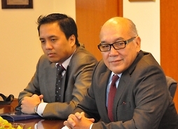 Satriyo PRINGGODHANY, I Sekretarz, Szef Sekcji Ekonomicznej w ambasadzie Indonezji i ambasador Peter F. Gonth
