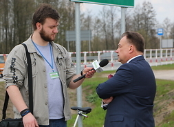 Marszałek Adam Struzik rozmawia z przedstawicielem mediów