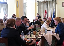 Radni Klubu Polskiego Stronnictwa Ludowego siedzą przy stole